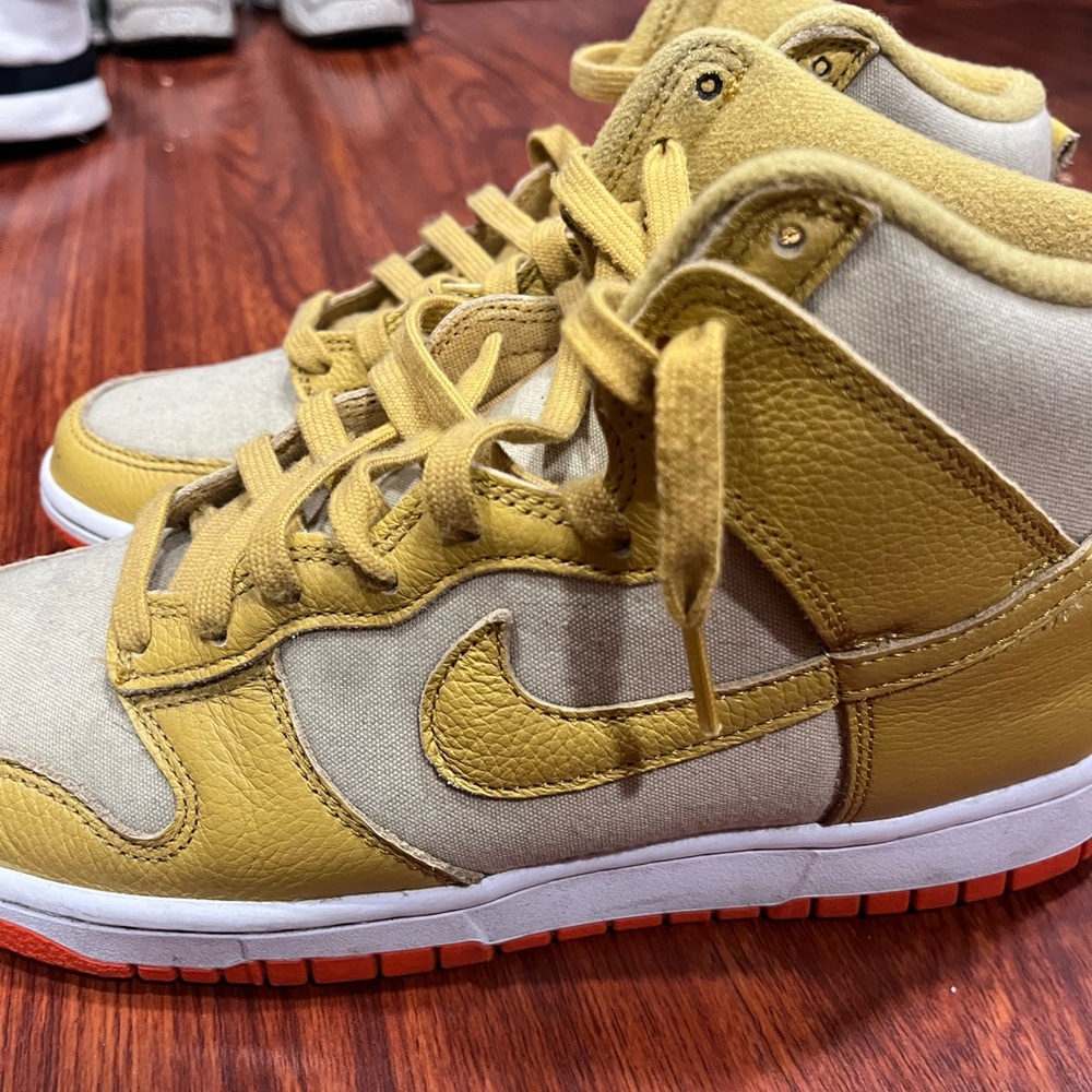 Nike dunk high wheat gold safety orange